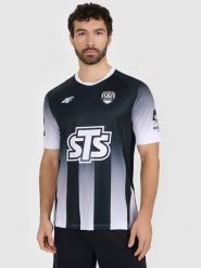4F Koszulka klubowa domowa z sezonu 2025/26 z możliwością personalizacji męska 4F x Mazur Radzymin - czarna S. Czarne t-shirty 4F, l, bez wzorów, z dzianiny, bez kołnierzyka, bez ramiączek. Za 269.99 zł.
