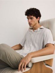 Koszula comfort fit w paski - kremowy. Białe koszule Reserved, l, bez wzorów, z materiału, bez kołnierzyka, bez ramiączek. Za 139.99 zł.