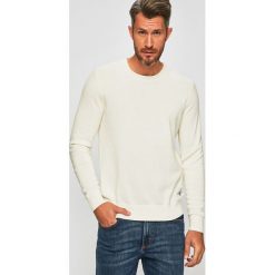 Calvin Klein Jeans - Sweter. Białe swetry nierozpinane Calvin Klein Jeans, bez wzorów, z bawełny, bez kołnierzyka, bez ramiączek. Za 399.90 zł.