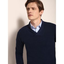 SWETER DŁUGI RĘKAW MĘSKI. Niebieskie swetry nierozpinane marki TOP SECRET, na lato, bez wzorów, z dzianiny, bez kołnierzyka, bez ramiączek. W wyprzedaży za 59.99 zł.