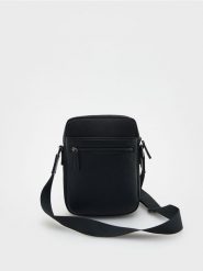 Saszetka crossbody - czarny. Czarne torby na ramię Reserved, bez wzorów, z materiału, małe, bez dodatków. Za 99.99 zł.
