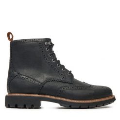 Kozaki Clarks. Czarne kozaki Clarks, bez wzorów, bez obcasa, bez zapięcia. Za 679.99 zł.