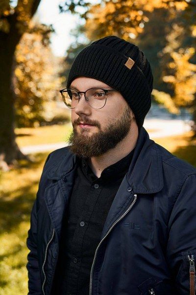 Męska czapka zimowa beanie Brødrene cz12 czarna 9929. Czarne czapki zimowe z aplikacjami, z materiału. Za 52.99 zł.