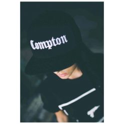 Czapka Mister Tee compton. Czarne czapki z daszkiem FLEXFIT, bez wzorów, z bawełny. Za 152.00 zł.