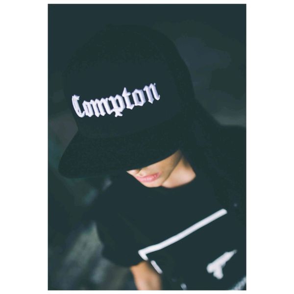 Czapka Mister Tee compton. Czarne czapki z daszkiem FLEXFIT, bez wzorów, z bawełny. Za 152.00 zł.