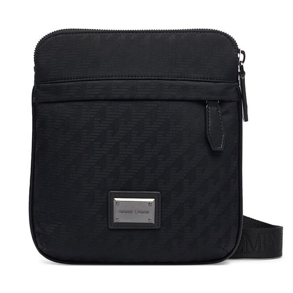 Saszetka Emporio Armani. Czarne saszetki i nerki Emporio Armani, bez wzorów. Za 934.99 zł.