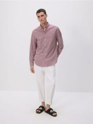 Bawełniana koszula regular fit - czerwony. Czerwone koszule Reserved, l, bez wzorów, z bawełny, bez kołnierzyka, bez ramiączek. W wyprzedaży za 79.99 zł.