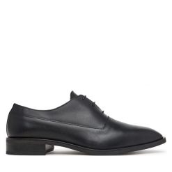 Półbuty Calvin Klein. Czarne eleganckie półbuty CALVIN KLEIN, bez wzorów, bez obcasa, bez zapięcia. Za 649.99 zł.