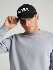 Czapka z daszkiem NASA - czarny. Czarne czapki z daszkiem Sinsay, bez wzorów. Za 19.99 zł.