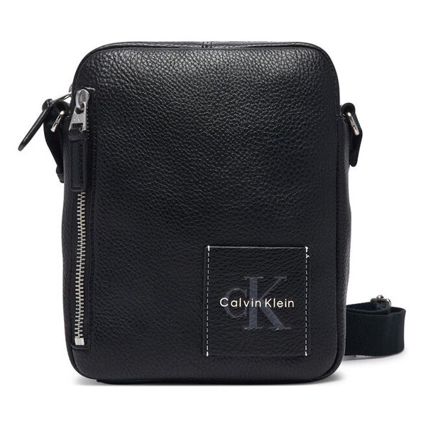 Saszetka Calvin Klein. Czarne torby na ramię CALVIN KLEIN, bez wzorów, małe, bez dodatków. Za 369.99 zł.