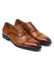 British Passport Skórzane trzewiki w kolorze jasnobrązowym rozmiar: 42. Brązowe botki sznurowane British Passport, bez wzorów, bez obcasa, bez zapięcia. Za 448.99 zł.