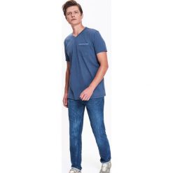 T-SHIRT MĘSKI W SEREK Z NADRUKIEM. Niebieskie t-shirty TOP SECRET, l, bez wzorów, z bawełny, bez kołnierzyka, bez ramiączek. W wyprzedaży za 29.99 zł.