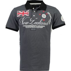 Koszulka polo "Kokland" w kolorze antracytowym. Szare koszulki polo sportowe marki Geographical Norway Men, z aplikacjami, z bawełny, bez kołnierzyka, bez ramiączek. W wyprzedaży za 120.95 zł.