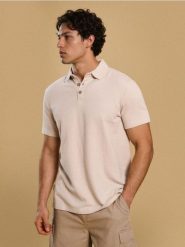 Bawełniana koszulka polo - kremowy. Białe koszulki polo sportowe Sinsay, l, bez wzorów, z bawełny, bez kołnierzyka, bez ramiączek. Za 39.99 zł.