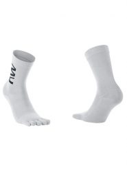 Skarpety rowerowe NORTHWAVE Extreme Five Sock białe. Białe skarpety Northwave, bez wzorów, z dzianiny. Za 91.00 zł.