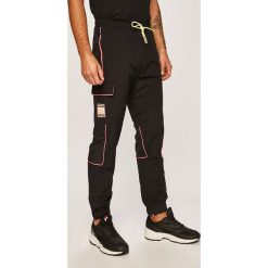 Adidas Originals - Spodnie. Czarne spodnie materiałowe adidas Originals, na co dzień, l, bez wzorów, z dzianiny, casualowe. Za 269.90 zł.