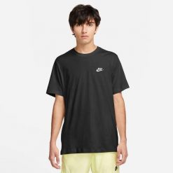 Koszulka sportowa męska Nike Club. Czarne t-shirty sportowe Nike, bez wzorów, bez ramiączek, na jogę i pilates. Za 183.00 zł.