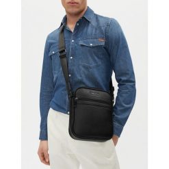 Saszetka GINO ROSSI. Czarne saszetki i nerki Gino Rossi, bez wzorów, małe, bez dodatków. Za 159.99 zł.