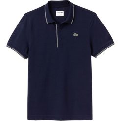Koszulka polo w kolorze granatowym. Bezrękawniki marki LACOSTE. W wyprzedaży za 249.95 zł.