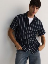 Koszula comfort fit ze strukturalnej tkaniny - granatowy. Niebieskie koszule Reserved, l, bez wzorów, z tkaniny, bez kołnierzyka, bez ramiączek. Za 139.99 zł.