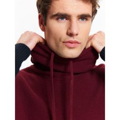 SWETER MĘSKI Z MELANŻOWEJ DZIANINY Z OBSZERNYM GOLFEM. Swetry nierozpinane marki TOP SECRET. W wyprzedaży za 39.99 zł.