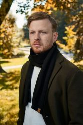 Elegancki męski szal zimowy Brødrene s1 czarny 9910. Czarne szaliki bez wzorów. Za 35.69 zł.