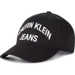Czapka z daszkiem CALVIN KLEIN JEANS - J Rounded Branding Baseball Cap IU0IU00035 Black Beauty. Czarne czapki z daszkiem Calvin Klein Jeans, bez wzorów, z bawełny. Za 119.00 zł.
