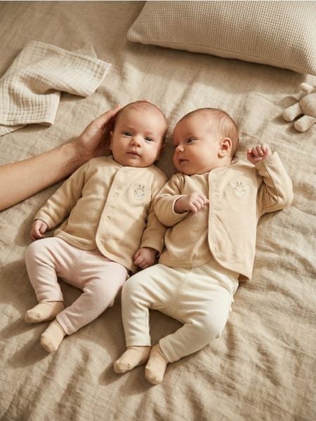 Bawełniane legginsy z ozdobnymi falbanami 2 pack - kremowy. Białe legginsy długie sportowe Sinsay, l, bez wzorów, z bawełny. Za 25.99 zł.