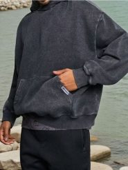 Bluza hoodie z efektem sprania - czarny. Czarne bluzy bez kaptura Sinsay, l, bez wzorów, bez kaptura. W wyprzedaży za 45.99 zł.