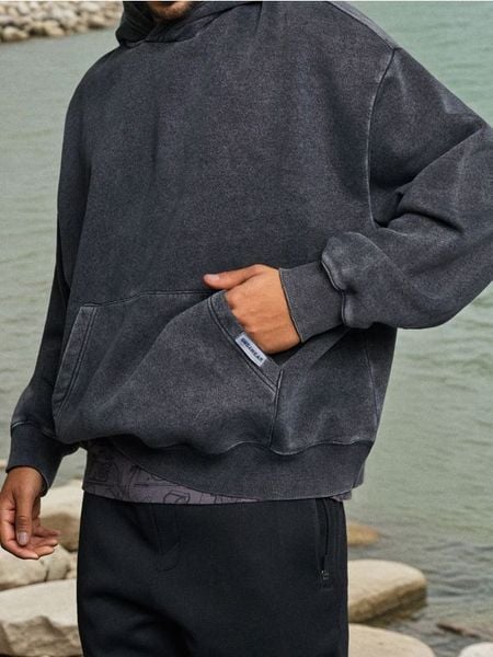 Bluza hoodie z efektem sprania - czarny. Czarne bluzy bez kaptura Sinsay, l, bez wzorów, bez kaptura. W wyprzedaży za 45.99 zł.