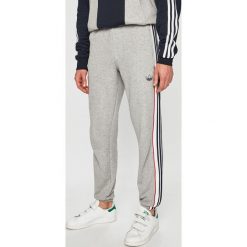 Adidas Originals - Spodnie. Spodnie materiałowe adidas Originals. Za 269.90 zł.