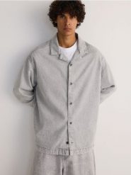 Koszula relaxed fit z lyocellem - jasnoszary. Szare koszule Reserved, l, bez wzorów, z bawełny, bez kołnierzyka, bez ramiączek. W wyprzedaży za 59.99 zł.