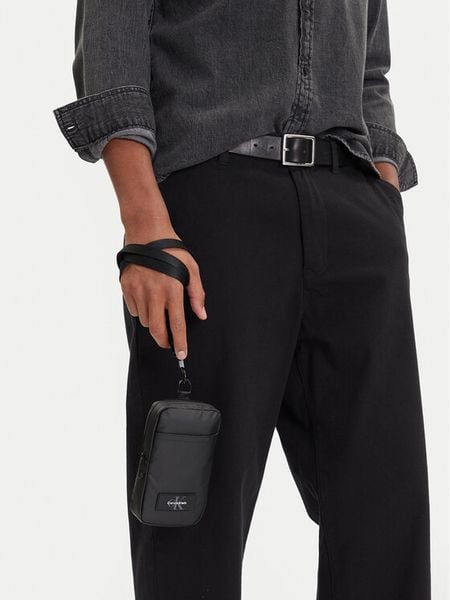 Calvin Klein Saszetka Utility Phone Crossbody LV04D1136G Czarny. Czarne saszetki i nerki CALVIN KLEIN, bez wzorów, z materiału. Za 129.99 zł.