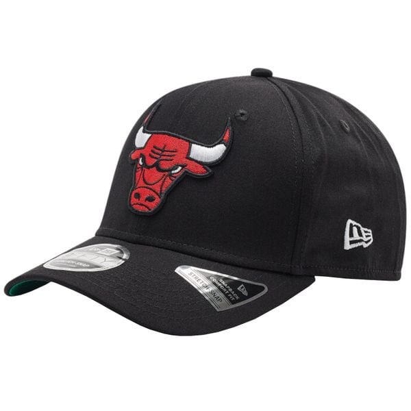 Męska czapka z daszkiem New Era 9FIFTY Chicago Bulls NBA Stretch Snap Cap. Czarne czapki z daszkiem New Era, bez wzorów, z bawełny. Za 129.99 zł.