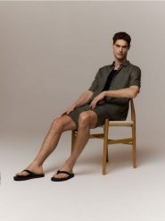 Lniana koszula slim fit - zielony. Zielone koszule Reserved, l, bez wzorów, z tkaniny, bez kołnierzyka, bez ramiączek. Za 159.99 zł.