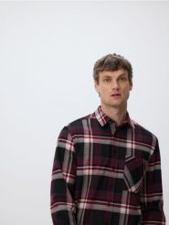 Koszula regular fit w kratę - czerwony. Czerwone koszule Reserved, l, bez wzorów, z tkaniny, bez kołnierzyka, bez ramiączek. Za 129.99 zł.