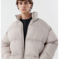 Jasna kurtka puffer - Beżowy. Brązowe kurtki Cropp, l, bez wzorów, z tkaniny, bez kaptura. Za 249.99 zł.