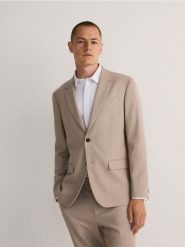 Marynarka regular fit z wiskozą - beżowy. Brązowe garnitury Reserved, bez wzorów, z tkaniny. W wyprzedaży za 229.99 zł.