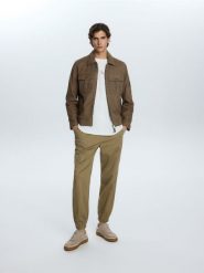 Spodnie jogger slim fit - beżowy. Brązowe joggery i bojówki Reserved, l, bez wzorów, z tkaniny. Za 139.99 zł.