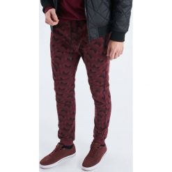 Dresowe joggery z nadrukiem all over - Bordowy. Joggery i bojówki marki Cropp. W wyprzedaży za 39.99 zł.