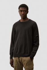 C.P. COMPANY Czarny męski sweter Crew Neck. Czarne swetry nierozpinane C.P. Company, l, bez wzorów, z materiału, bez kołnierzyka, bez ramiączek. W wyprzedaży za 799.99 zł.
