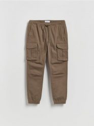Spodnie jogger cargo - beżowy. Brązowe joggery i bojówki Reserved, l, bez wzorów, z bawełny. Za 149.99 zł.