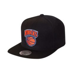 Czapka New York Knicks. Czarne czapki z daszkiem Mitchell & Ness, bez wzorów. Za 217.00 zł.