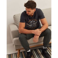 T-SHIRT Z NADRUKIEM. Bluzki z długim rękawem marki TOP SECRET. W wyprzedaży za 29.99 zł.