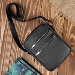 Saszetka męska skórzana torba męska na ramię czarna Abruzzo ABR-05. Czarne torby na ramię bez wzorów, z nylonu, na ramię, bez dodatków. Za 139.99 zł.