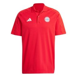 Polo Bayernu Monachium DNA 2025/26. Czerwone koszulki polo Adidas, bez wzorów, z dresówki, bez kołnierzyka, bez ramiączek. Za 233.50 zł.