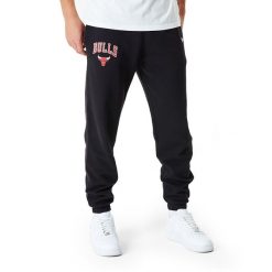 Spodnie męskie New Era NBA Essentials Jogger Chicago Bulls. Czarne joggery i bojówki New Era, m, bez wzorów, sportowe. Za 239.99 zł.