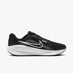 Tenisówki Nike Model Downshifter 13 Kolor Czarny. Czarne trampki Nike, m, bez wzorów, bez zapięcia. Za 361.00 zł.