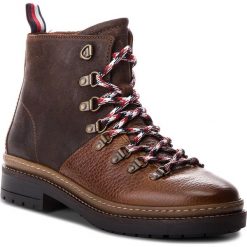 Kozaki TOMMY HILFIGER - Elevated Outdoor Hik FM0FM01911 Cognac 606. Brązowe kozaki Tommy Hilfiger, bez wzorów, z materiału, bez zapięcia. W wyprzedaży za 439.00 zł.