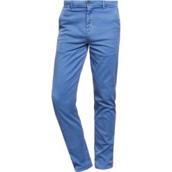 BOSS CASUAL Chinosy light blue. Eleganckie spodnie BOSS CASUAL. W wyprzedaży za 349.30 zł.